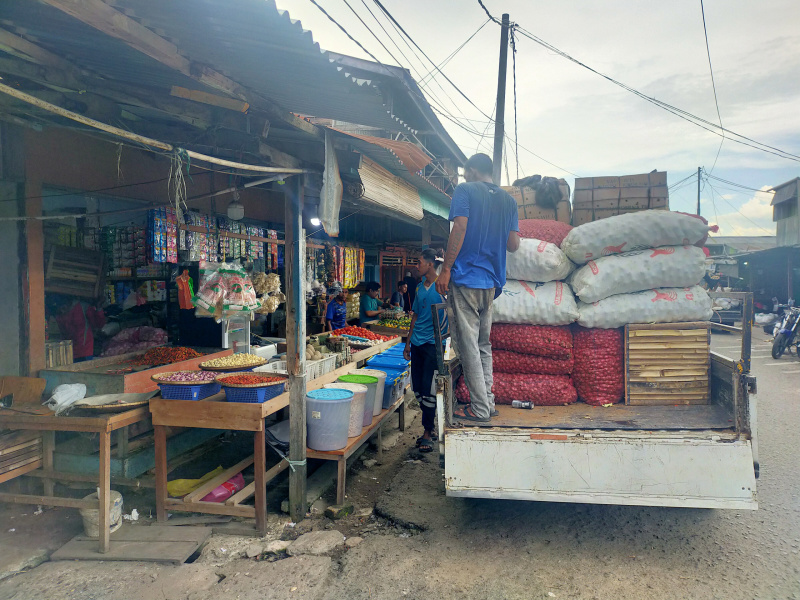Buruh menurunkan barang kebutuhan pokok sehari-hari di Pasar Inhutani Kabupaten Nunukan pasa Senin (26/3)