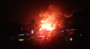 Api Melalap Permukiman di Desa Liang Bunyu Kecamatan Sebatik Barat pada Selasa malam (14/3). FOTO: Medsos WA