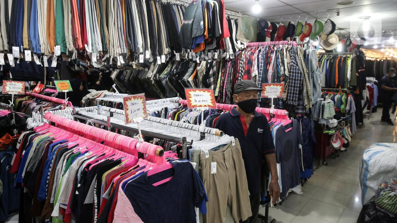 Pakaian bekas yang dipajang di Pasar Malam Jalan Lingkar Kabupaten Nunukan. FOTO: berandatimur.com