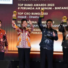 Wabup Nunukan H Hanafiah dan Dirut PDAM Tirta Taka Masdi saat menerima penghargaan dari Majalah Business Jakarta. FOTO: FB Pemkab Nunukan