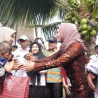 Bupati Nunukan Hj Asmin Lauyra Hafid menyerahkan bingkisan kepada warga di perbatasan negara saat meresmikan dimulainya pemanfaatan air bersih PDAM di Desa Ajikuning. FOTO: FB Pemkab Nunukan 