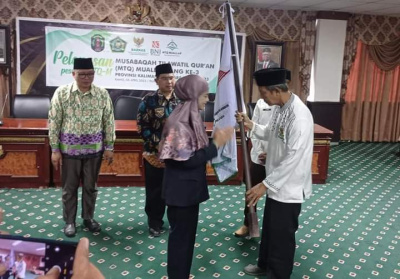 Bupati Nunukan Hj Asmin Laura Hafid menyerahkan bendera kepada perwakilan kafilah muallaf untuk mengikuti MQT ke-3 di Tanjung Selor. FOTO; FB Pemkab Nunukan