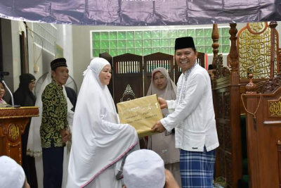 Wabup Nunukan H Hanafiah menyerahkan bingkisan kepada jemaah sholat taraweh di Masjid Agung AlMujahidin. FOTO: Facebook Pemkab Nunukan 
