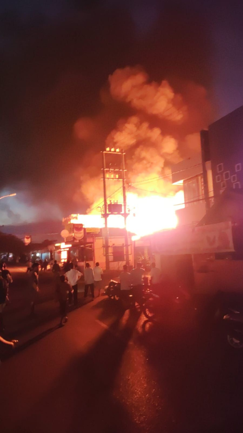 Sebuah rumah kosong di Jalan TVRI Nunkan terbakar, Selasa malam (18/4) 