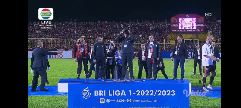 Pemain PSM Makassar saat mengangkat tropi juara Liga BRI 1 2022-2023 pada Minggu (16/4)