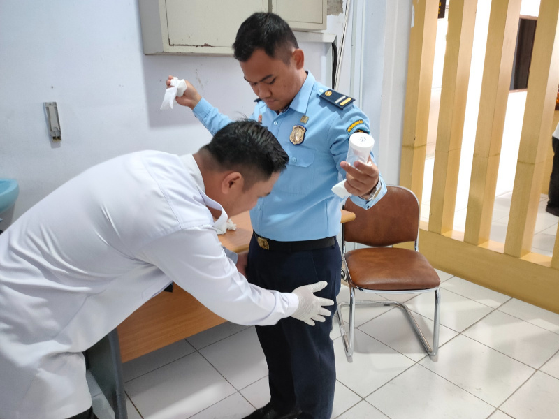 Pemeriksaan urone pegawai Imigrasi Nunukan oleh petugas BNN Kabupaten Nunukan