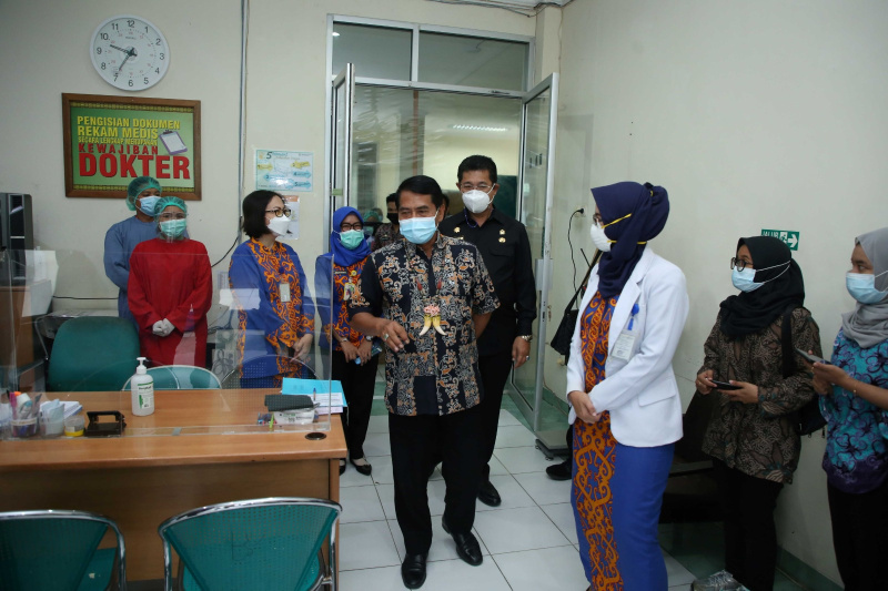 PROLENTERAKU : Gubernur Kaltara, Drs H Zainal A Paliwang SH, M.Hum meninjau salah satu fasilitas layanan kesehatan di Kaltara.