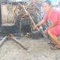 Warga terpaksa memasak pakai kayu akibat dari ketiadaan gas elpiji produk Indonesia, Jumat (10/11). FOTO: berandatimur.com