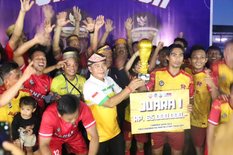 Gubernur Kaltara, DR (HC) H Zainal A Paliwang, M.Hum melakukan penyerahan hadiah Turnamen Sepak Bola Gubernur Cup di Stadion Datu Adil, Tarakan. Kamis (23/5) 