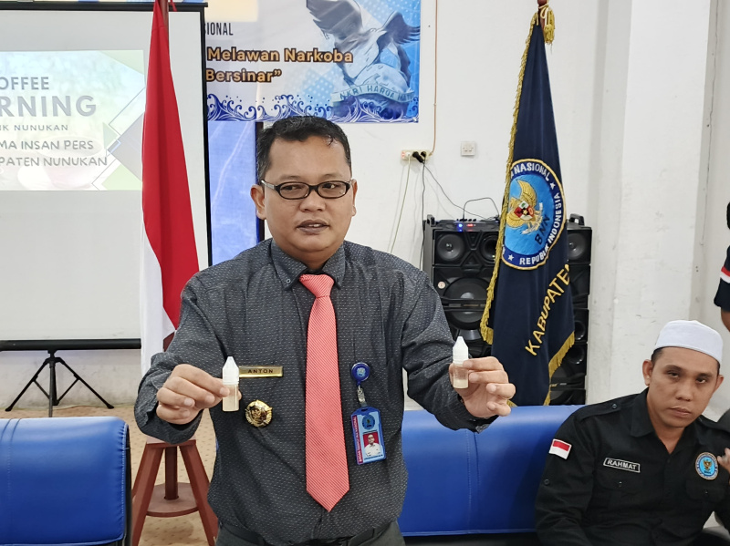 Kepala BNN Nunukan Anton Suriyadi Siagian memegang narkotika baru berbentuk cairan yang diamankan belum lama ini. FOTO: BT.Com