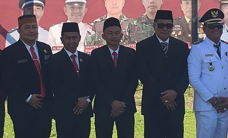 Haji Herman Baco (kedua dari kanan) tokoh masyarakat Pulau Sebatik yang menilai kehadiran PLBN semakin memperkokoh nasionalsime masyarakat perbatasan. FOTO: BT.Com