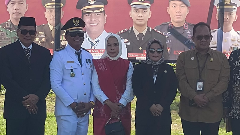 Tokoh masyarakat Pulau Sebatik Haji Herman Baco (Haji Andeng) paling kiri foto bersama usai mengikuti upacara HUT Kemerdekaan RI yang ke-79, Minggu (17/8). FOTO: BT.Com