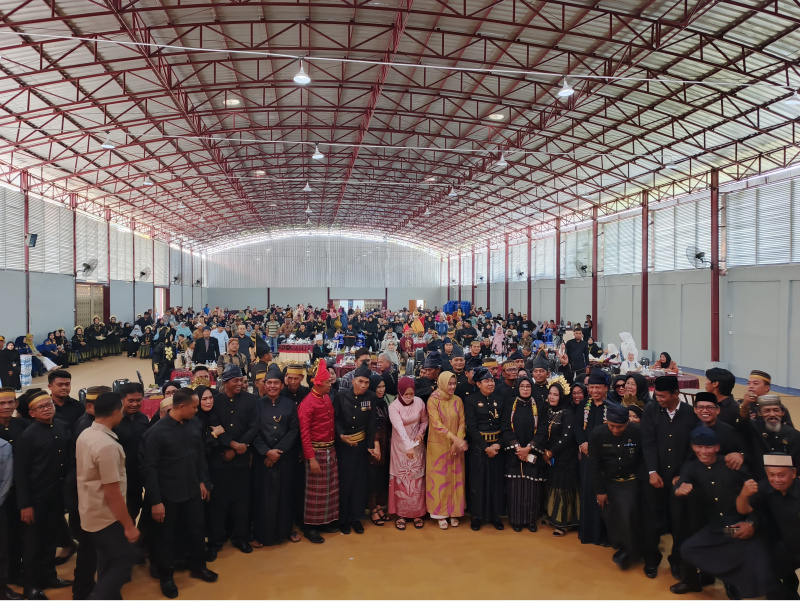 Bupati Nunukan Hj Asmin Laura Hafid berfoto bersama pengurus DPC KKB Nunukan dan seluruh warga Kabupaten Bulukumba di Kabupaten Nunukan, Minggu (4/8). FOTO: BT.com