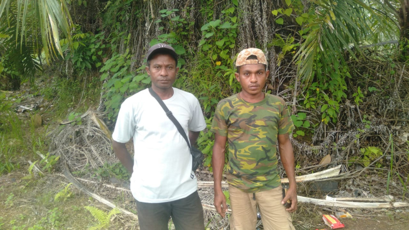Andreas Bener (baju kaos motif loreng), karyawan yang di PHK tanpa dibayar pesangonnya oleh PT NBS. FOTO: Andreas Bener