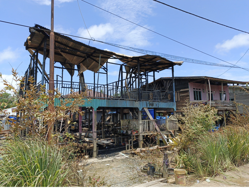 Rumah yang terbaut dari kayu yang terbakar di RT 01 Desa Ajikuning, Kecamatan Sebatik Tengah, pada Senin, (9/9) sekitar pukul 17.00 Wita. FOTO: BT.Com