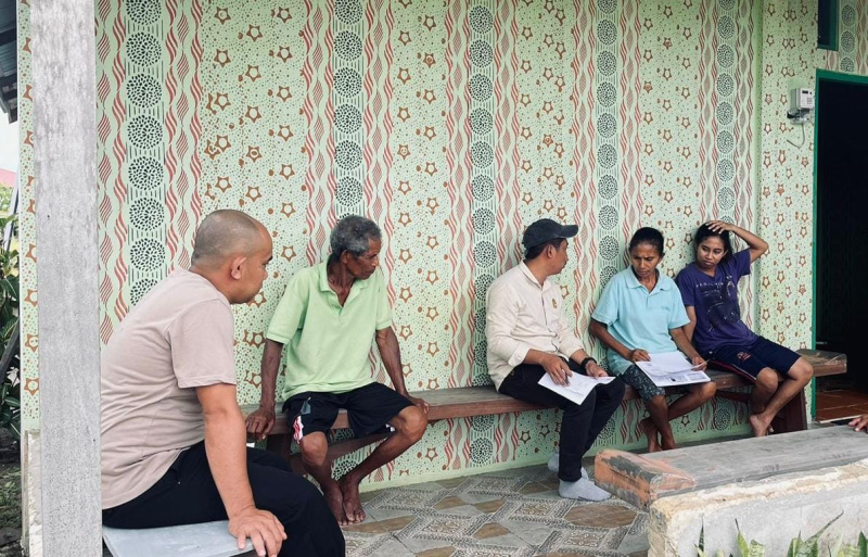 Anggota DPRD Nunukan asal Partai Nasdem, Andi Fajrul Syam (pakai topi) terus bergerak menyapa konstituen di dapilnya, Minggu (1/9). Namun ada pihak tertentu yang menanggapinya negatif. FOTO: Staf Fraksi Nasdem