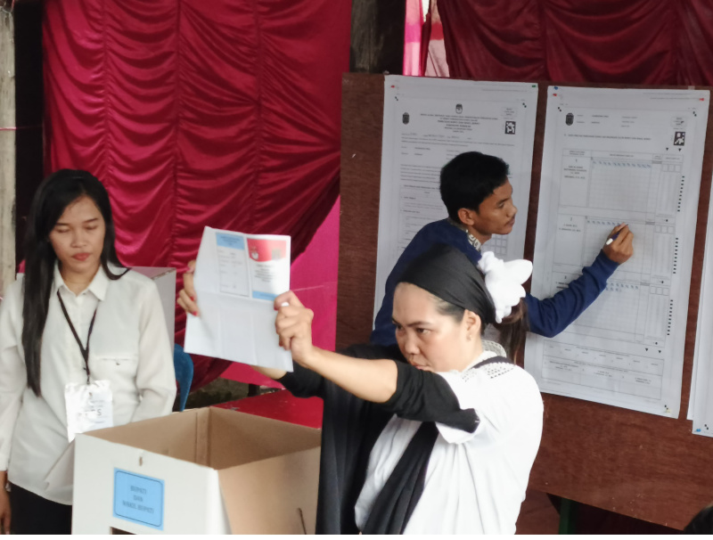 Petugas KPPS memperlihatkan surat suara hasil coblosan kepada saksi pasangan calon (paslon) di TPS 28 RT 21 Porsas Kelurahan Nunukan Timur, Rabu (27/11). FOTO: BT.com
