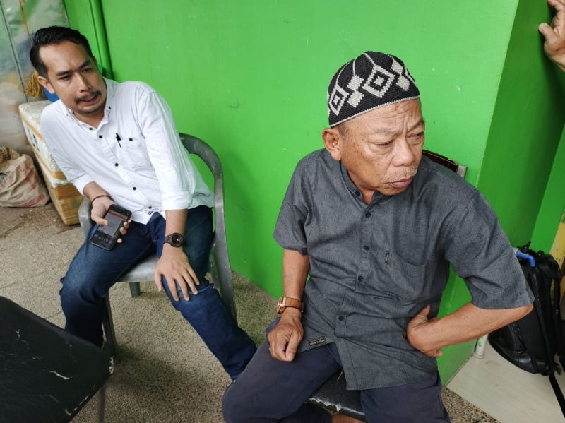 Suardi MS, eks Ketua RT 03 Kelurahan Nunukan Barat selaku korban (pakai kopiah) dan Penasehat Hukumnmya Laode Army Karim (baju putih) saat ditemui di rumah korban, Senin siang (10/12). FOTO: BT.Com