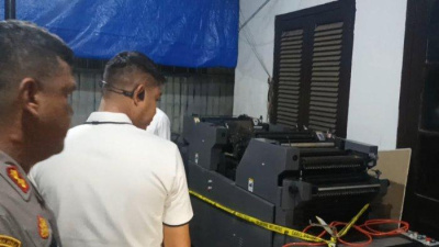 Mesin Cetak Ukuran Raksasa diduga alat mencetak uang palsu yang disita di gedung Perpustakaan UIN Makassar. FOTO: TribunTimur.com
