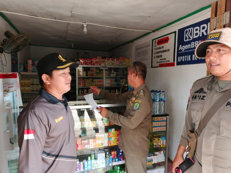 Satpol PP Kabupaten Nunukan saat melakukan pengawasan terhadap barang kadaluwarsa di kios-kios. FOTO: Satpol PP Nunukan
