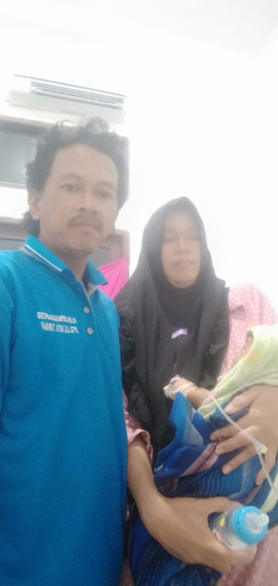 Asis dan istrinya, orangtua bayi kembar yang dirawat di RSUD Tanjung Selor yang membutuhkan uluran tangan akibat kesulitan biaya hidup selama anaknya dirawat. FOTO: Kiriman Asis
