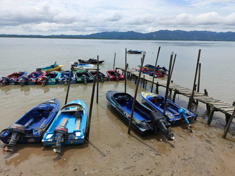 Penyeberangan Aji Putri yang terletak di samping Pelabuhan Tunon Taka Nunuka sebagai tempat perlintasan menggunakan speedboat ke Bambangan Pulau Sebatik. 