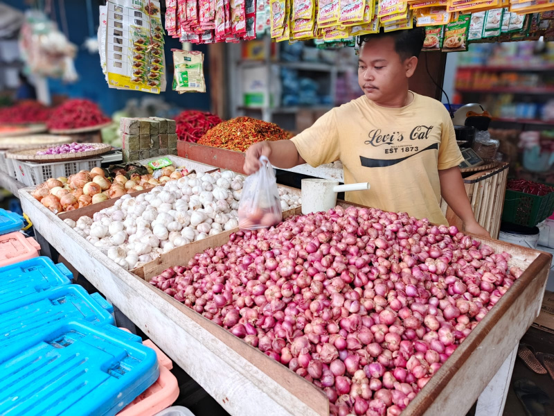 Pedagang bumbu masak di Pasar Inhutani Kabupaten Nunukan sedang melayani pembeli, Sabtu (30/8). FOTO: BT.com