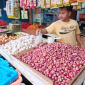 Pedagang bumbu masak di Pasar Inhutani Kabupaten Nunukan sedang melayani pembeli, Sabtu (30/8). FOTO: BT.com