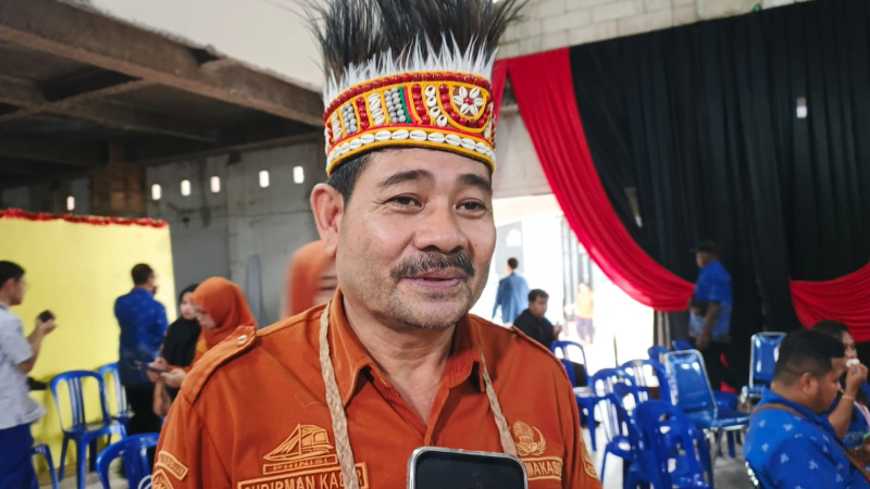 Kepala SMA Negeri 5 Makassar, Sudirman Kadir merespon positif kedatangan rombongan studi tiru SMAN 1 Kaimana, Papua Barat di sekolahnya pada . FOTO: BT.com
